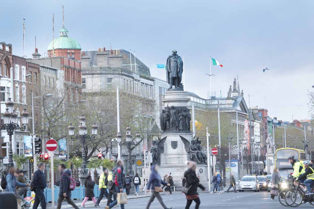 The O'Connell monument from O'Connell bridge.