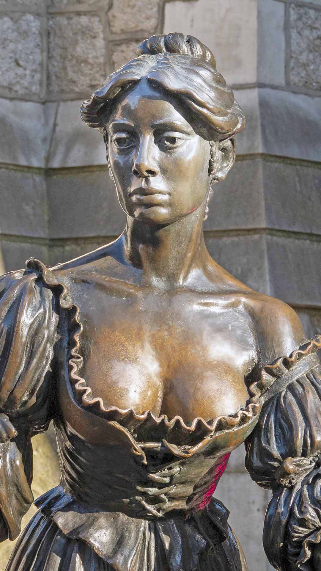 a statue of a woman