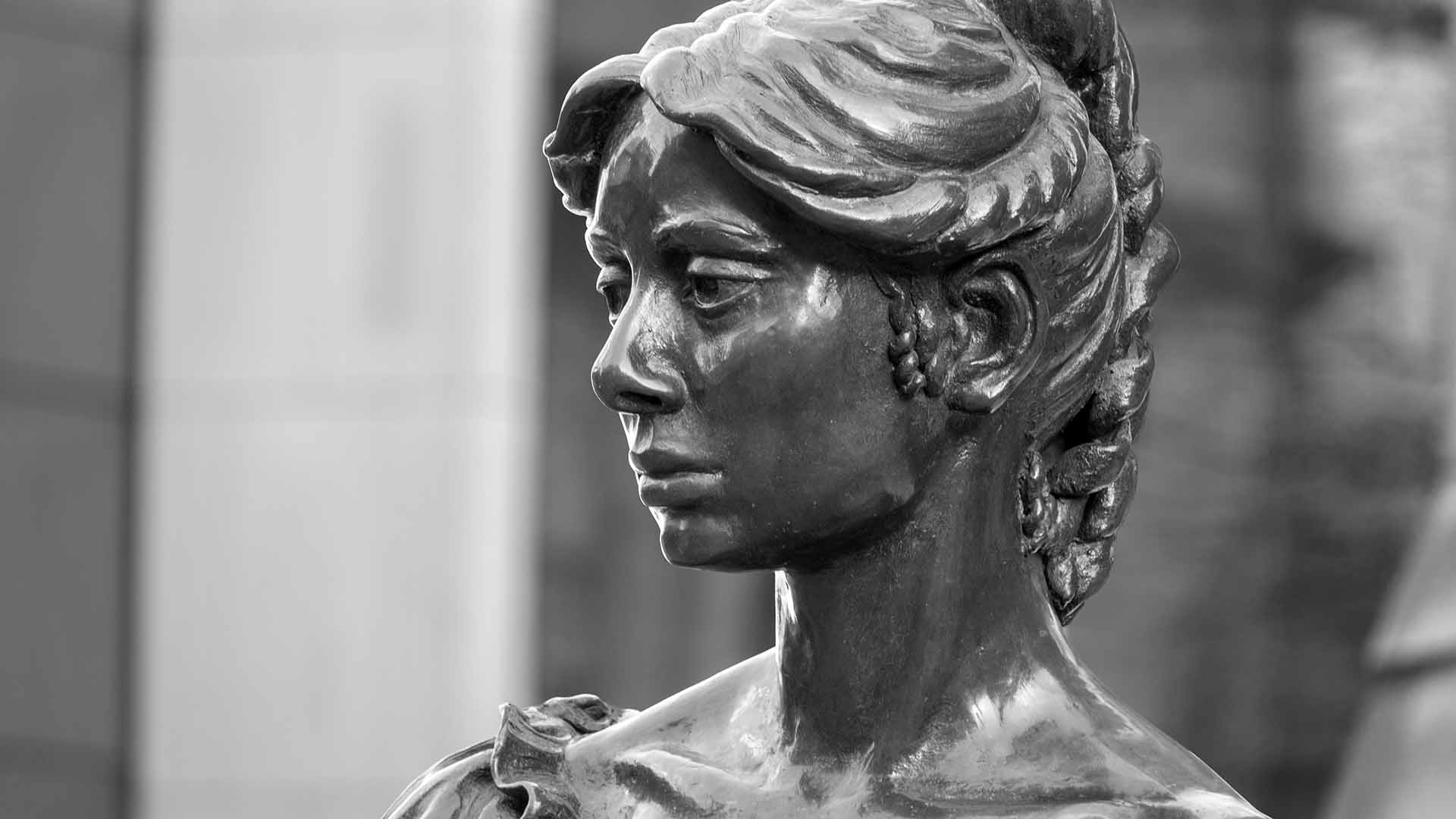 A statue of a woman with a cart, Molly Malone