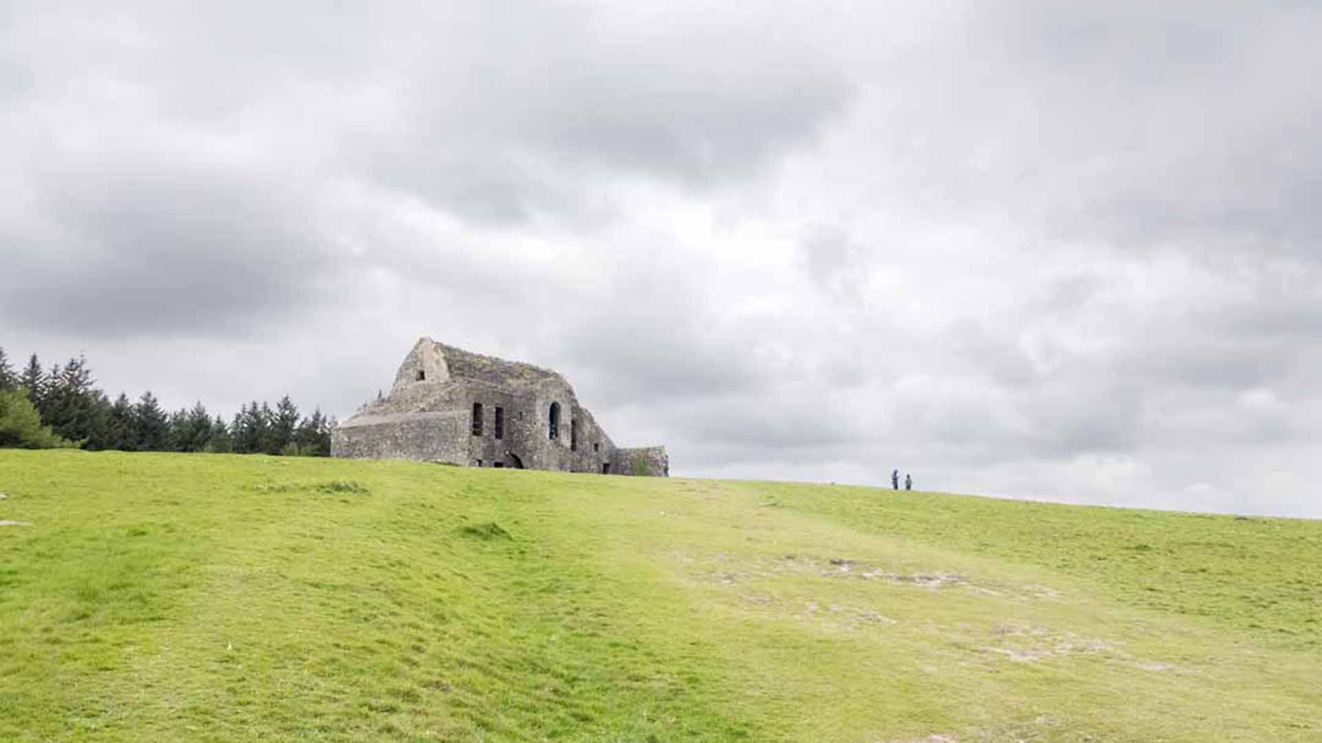 There are looped walks and a steep shortcut to Montpellier Hill to the Old Hunting Lodge.